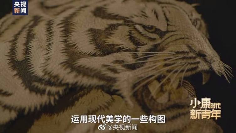 【电脑制图创作赫哲鱼皮画每根毛发都逼真[期待]】赫哲族小伙解永亮,是第四代鱼皮画传承人。传